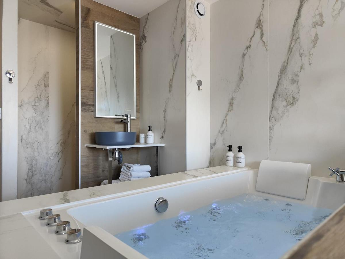 Suites Jm - Les Pins Marines - Jacuzzi & Vue Mer Bandol Exterior photo